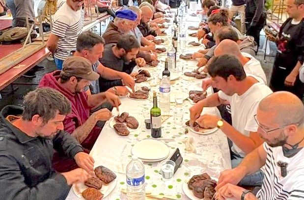 IMPRESSIONNANT – L’Ogre a englouti 1 kg de magret en 5 minutes